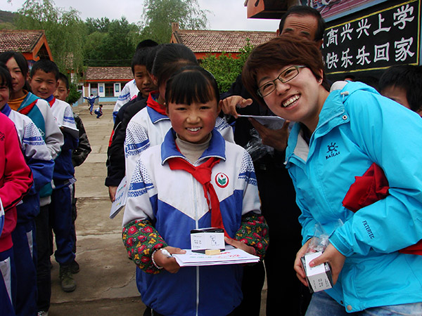 2012年5月，公司志愿者赴甘肅會(huì)寧縣楊崖集鄉(xiāng)開展獻(xiàn)愛心活動(dòng)